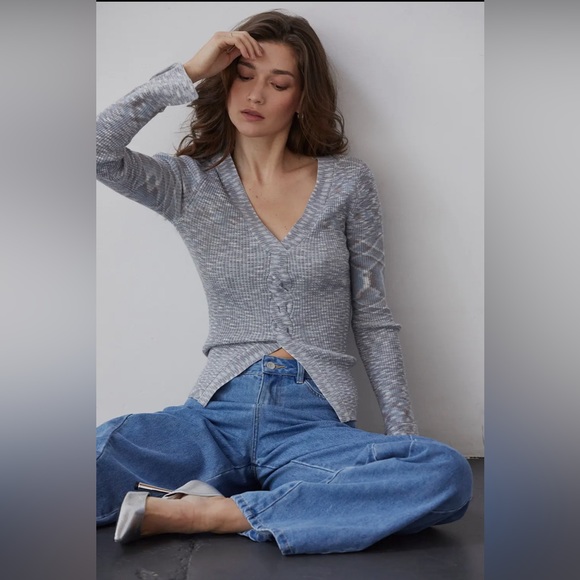 Crescent Jemmie Twist Front Sweater Top - Picture 7 of 11